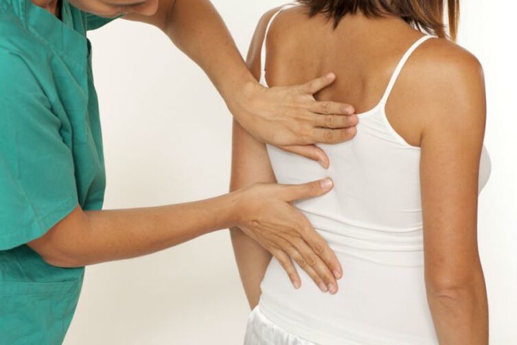exame das costas para dor sob a omoplata esquerda