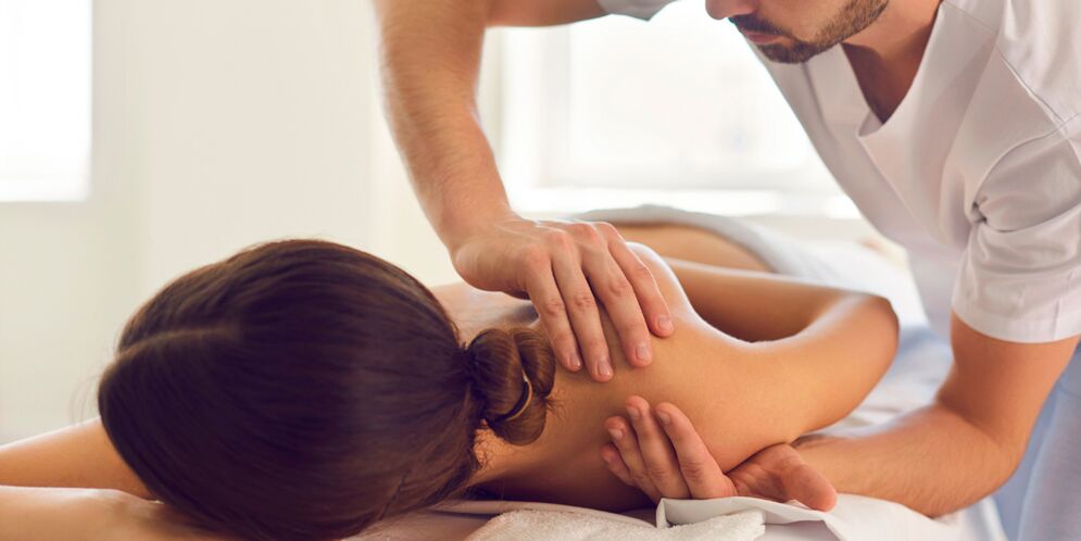 Um dos métodos eficazes de tratamento da artrose da articulação do ombro é a massagem. 