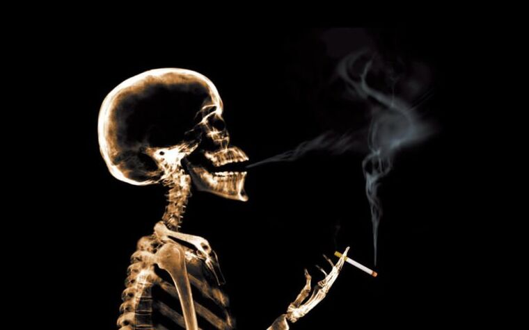 fumar como causa de dor nas costas na área das omoplatas