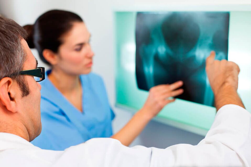 Um reumatologista ou traumatologista diagnostica dor na articulação do quadril. 